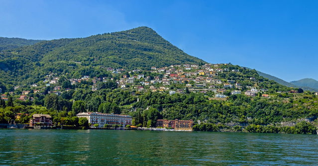 Cernobbio am bewaldeten Hang des Comer Sees