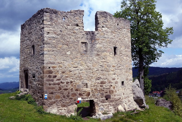 Burgruine Waxenberg als Ortsmotiv am Beginn der Mountainbike-Etappe