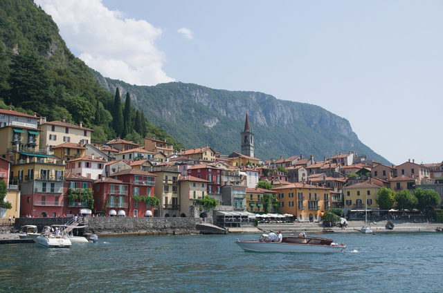 Hafen und Uferhäuser von Varenna