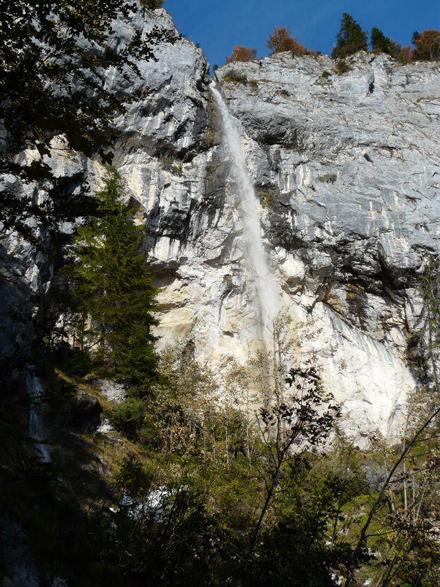 Schleierwasserfall unter den Felswänden des Wilden Kaisers