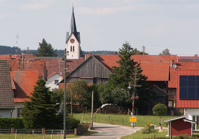 Blick von Süden auf Holzgünz mit Kirchturm und roten Dächern