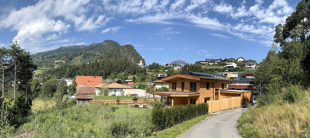 Umgebungsmotiv: Arzl im Pitztal mit grünen Wiesen und bewaldeten Berghängen