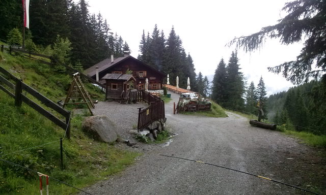 Götzner Alm mit Terrasse und Spielplatz am Waldrand