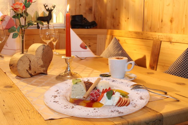 Dessertteller und Kaffee im Gastraum