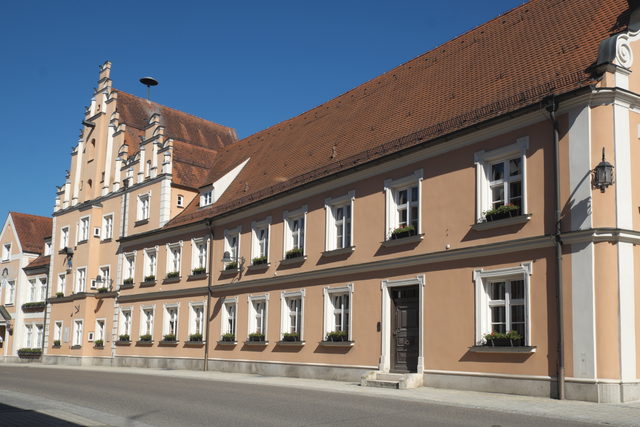 Lachsfarbene Rathausfassade mit Stufengiebel und Ziegeldach in Rain am Lech, Aufnahme vom 31. Mai 2021