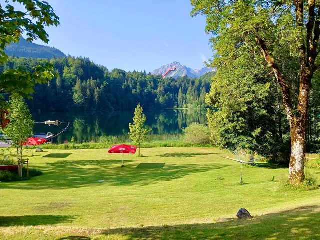 Liegewiese und Sonnenschirme am Freibergsee