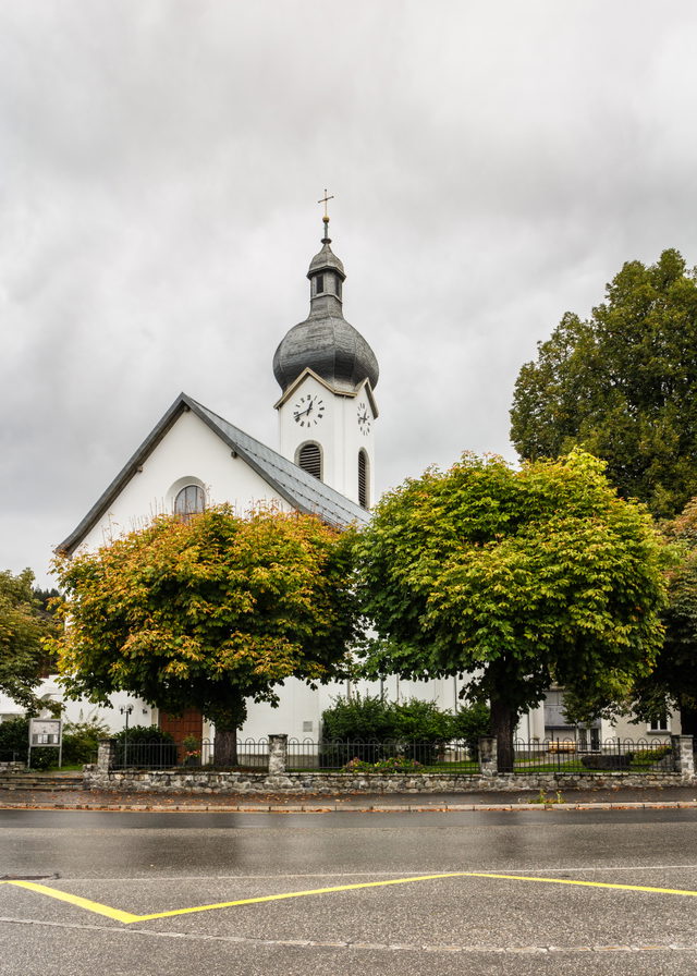 Katholische Pfarrkirche Maria Himmelfahrt in Ilanz mit Zwiebelturm