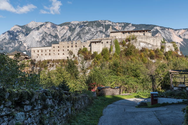 Klosterruine Arnoldstein vor dem Dobratsch