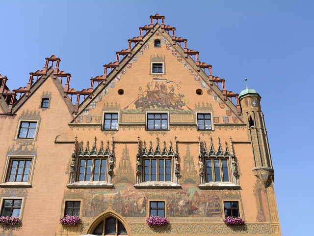 Bemalte Südfassade des Ulmer Rathauses