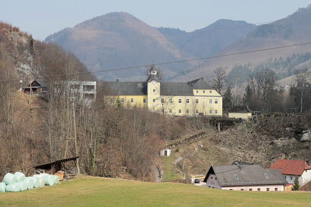 Landschaft mit Schloss Leonstein im Steyrtal