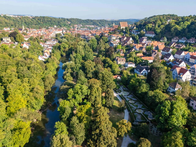 Kocher mit den Ackeranlagen und der Altstadt von Schwäbisch Hall aus der Vogelperspektive.