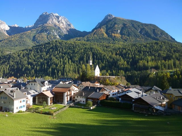 Engadiner Häuser und Kirche im alten Dorf von Scuol