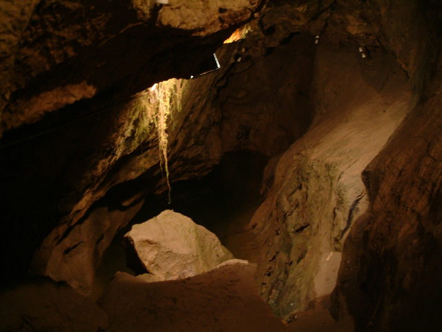 Beleuchteter Felshohlraum in der Sturmannshöhle bei Obermaiselstein