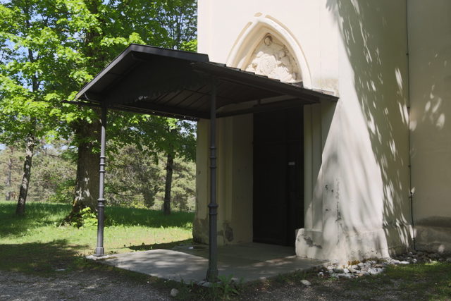 Eingang der Hardtkapelle Maria Hilf in der Magnetsrieder Hardt bei Weilheim.