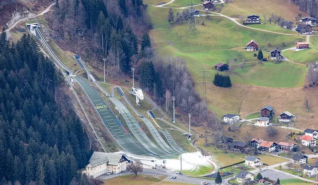 Das Montafoner Schanzenzentrum aus der Luft; der Sportarenaweg bietet einen Blick auf die Anlage.