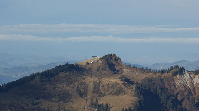 Landschaftsmotiv: Nob bei Laterns mit Seilbahn-Bergstation und Weitblick