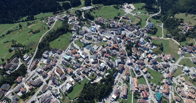 Andalo mit seinen Häusern, Straßen und Wiesen aus der Vogelperspektive
