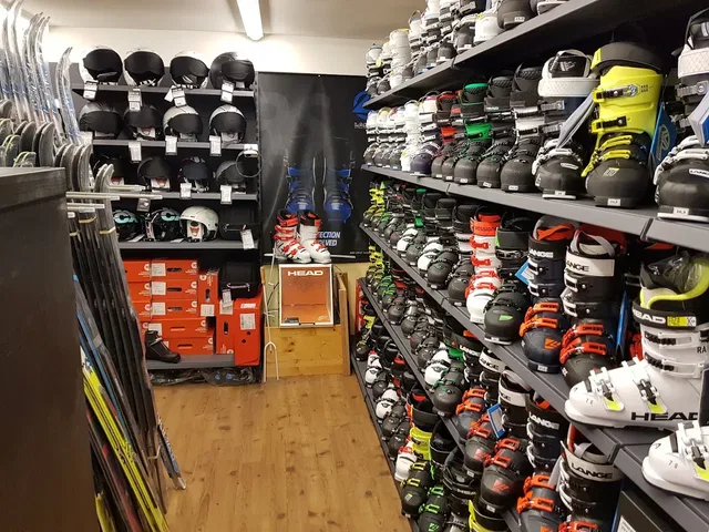 Skischuhregale in einem Skiausrüstungs-Shop, Stapel von Skischuhen auf beiden Seiten.
