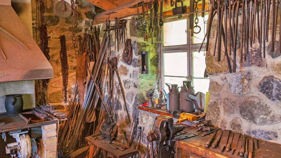 Historische Schmiedewerkstatt mit Amboss und Werkzeugen