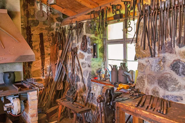 Historische Schmiedewerkstatt mit Amboss und Werkzeugen