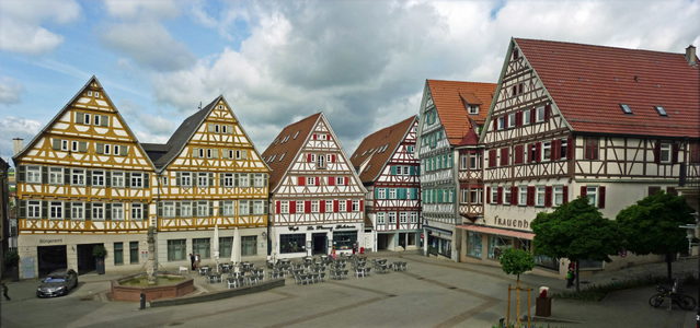 Fachwerkhäuser und Brunnen am Herrenberger Marktplatz