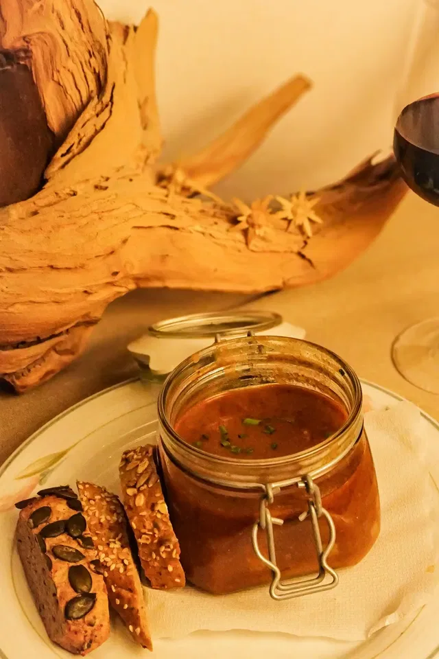 Speise im Glas mit Brot im Posthansl