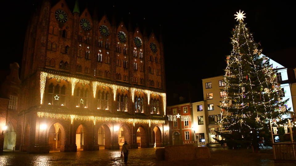 Beleuchtetes Stralsunder Rathaus und Weihnachtsbaum auf dem Alten Markt – Ortsaufnahme von 2020