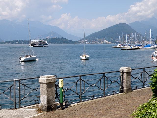 Uferweg mit Geländer am Lungolago De Angeli in Laveno und Blick über den See