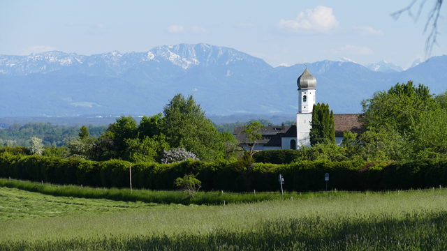 Blick auf Gut Ilkahöhe bei Tutzing mit der Alpenkette im Hintergrund