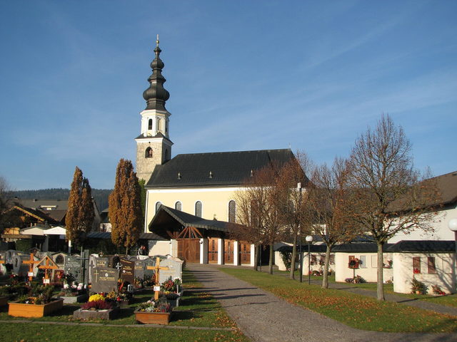 Dekanatskirche St. Martin in Thalgau mit Turm und Kirchhof