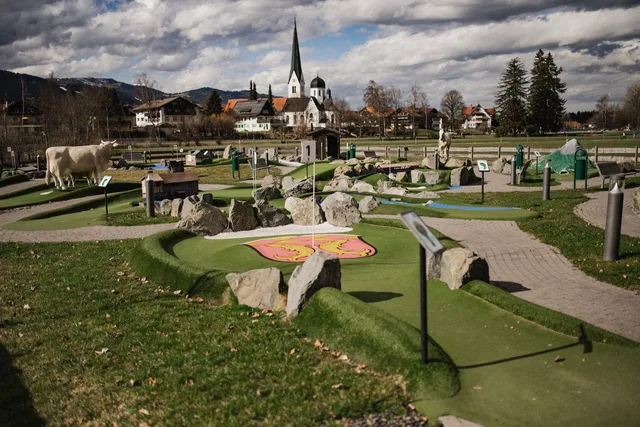 Adventure-Minigolf bei Martés Allgäu mit Bergkulisse