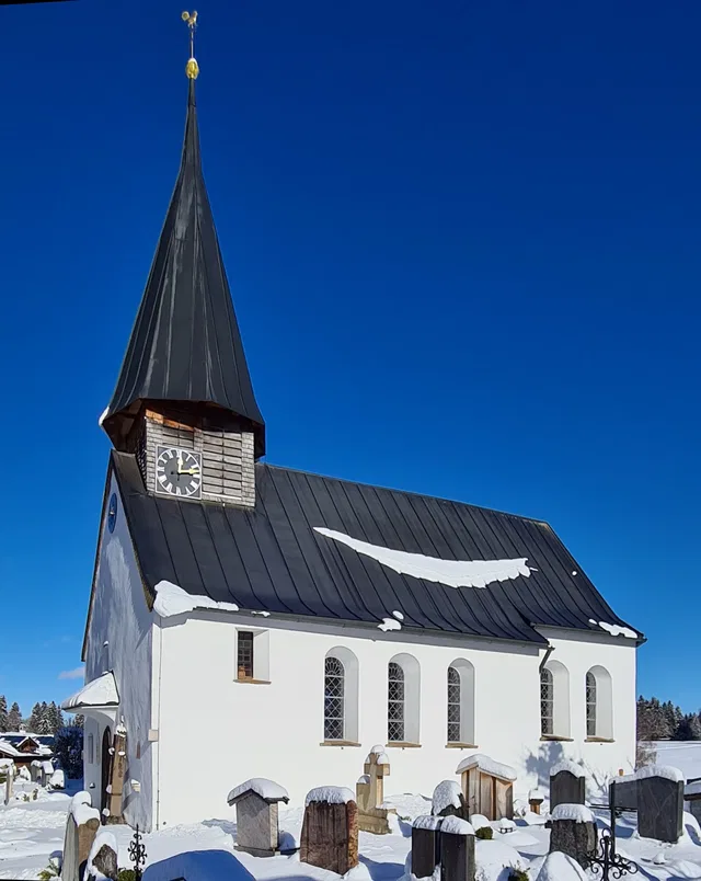 Alte Pfarrkirche St. Katharina in Obermaiselstein im Winter