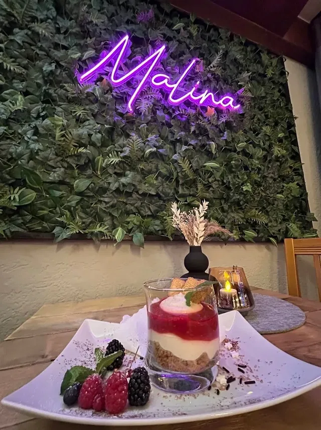 Dessert mit Beeren im Balkan Restaurant Malina