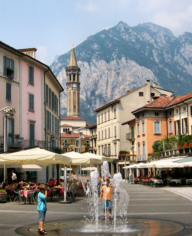 Platz mit Brunnen in Lecco vor der Grigna