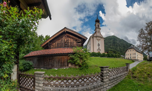 Pfarrkirche und Pfarrhof in Flachau