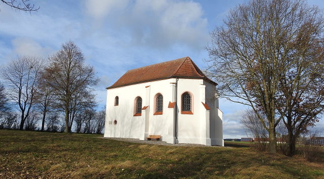 Kapelle St. Johann bei Ungerhausen zwischen Bäumen auf einer Wiese