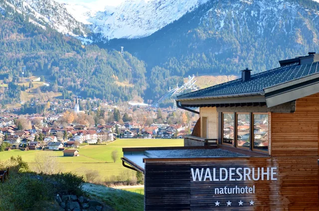 Naturhotel Waldesruhe mit Blick über Oberstdorf auf die Berge