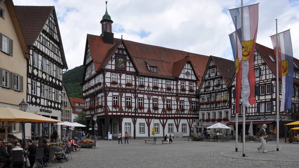 Marktplatz und Fachwerkrathaus Bad Urach außerhalb des Schäferlaufs