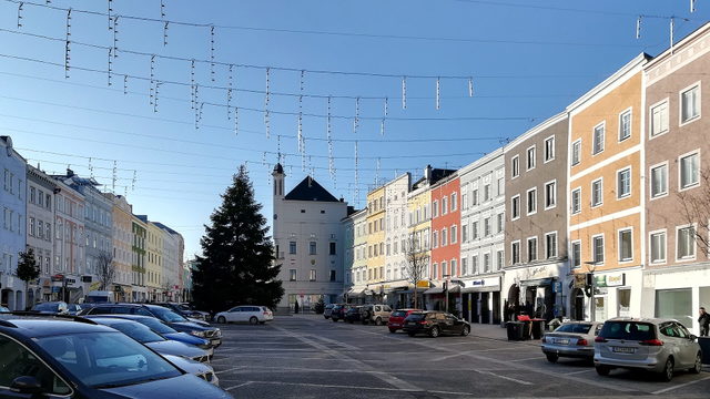 Hauptplatz mit historischen Häuserzeilen in Ried im Innkreis