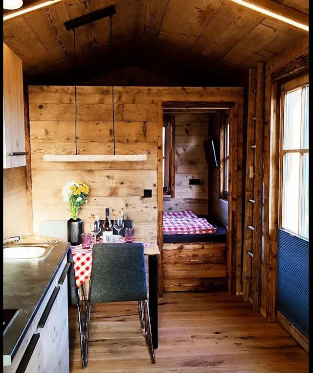 Küchenzeile und Wohnbereich im Tinyhouse Alpaka Alm
