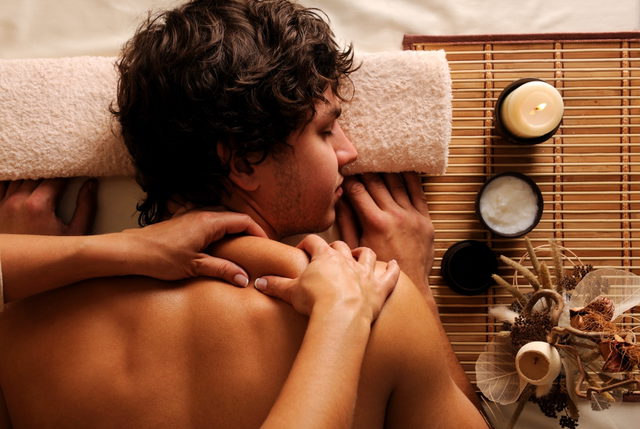 Symbolbild: professionelle Rückenmassage; keine Originalaufnahme des Anbieters.