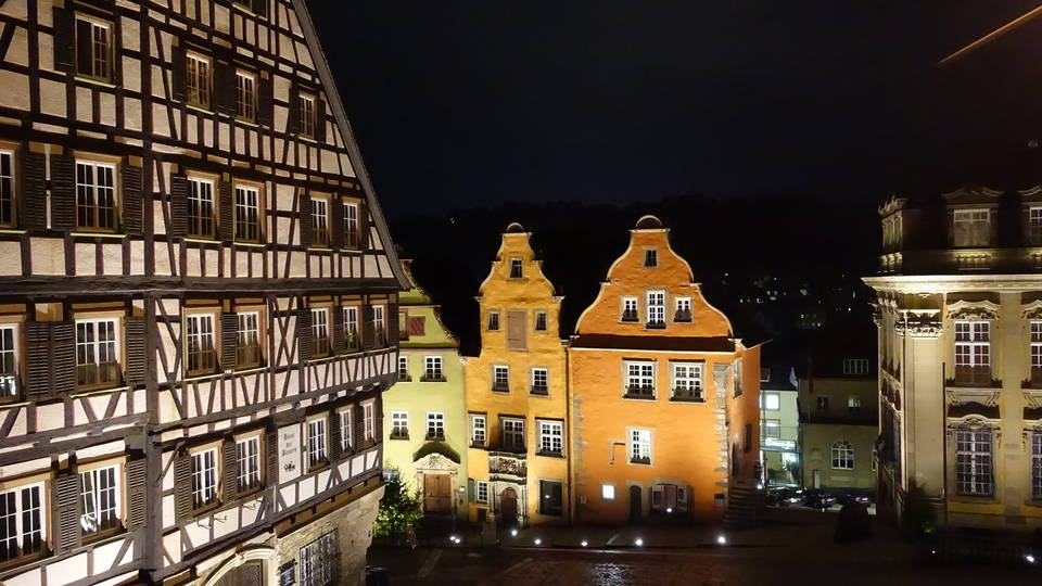 Beleuchtete Renaissancehäuser am Marktplatz von Schwäbisch Hall bei Nacht