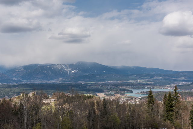Burgruine Finkenstein mit Blick zum Faaker See