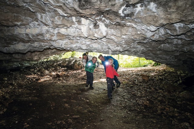 Wandernde an der Heidensteinhöhle in Albstadt