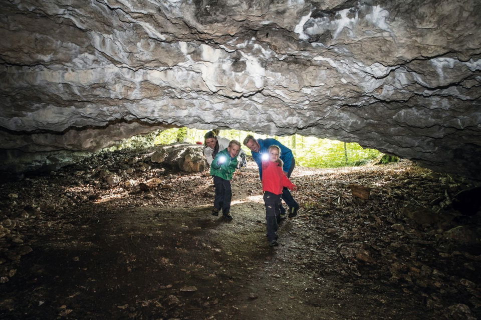 Ochsenbergtour Albstadt: Schnecklesfels, Heidensteinhöhle und Wacholderheiden