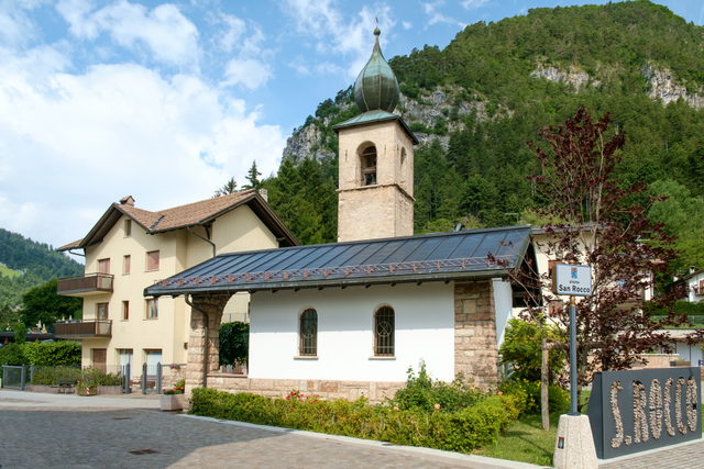 Kirche San Rocco und Platz in Fai della Paganella