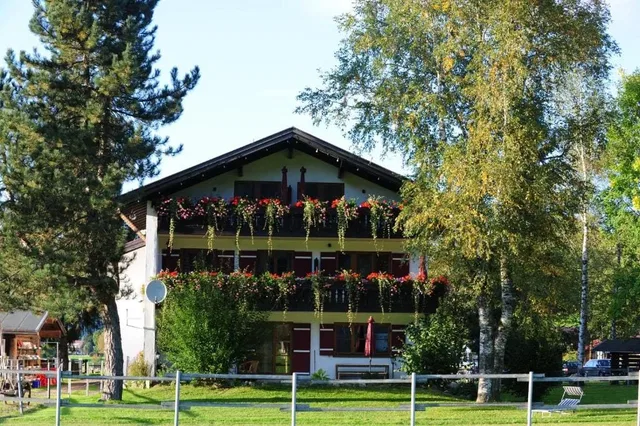 Unser Landhof mit blumengeschmückten Balkonen