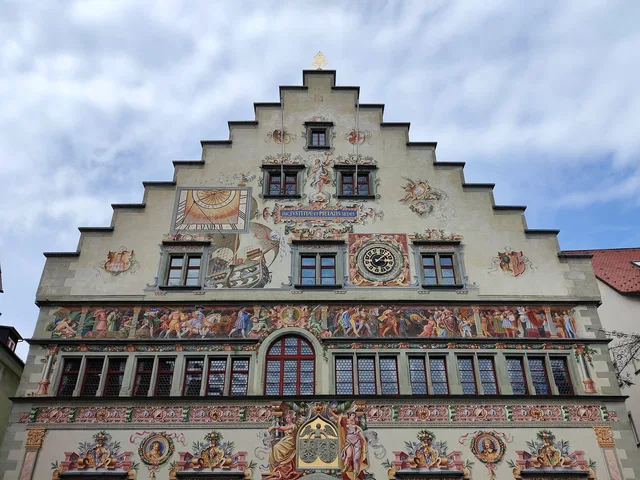 Altes Rathaus in Lindau am Bodensee mit bemalter Fassade.
