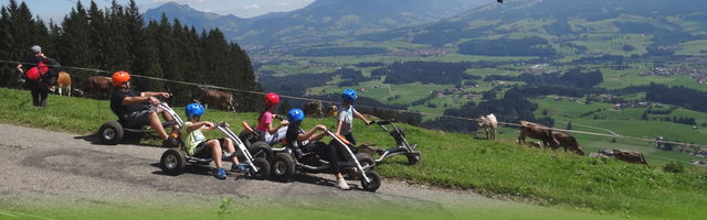 Mountaincart-Gruppe mit Helmen auf der Bergstraße vor dem Allgäuer Tal