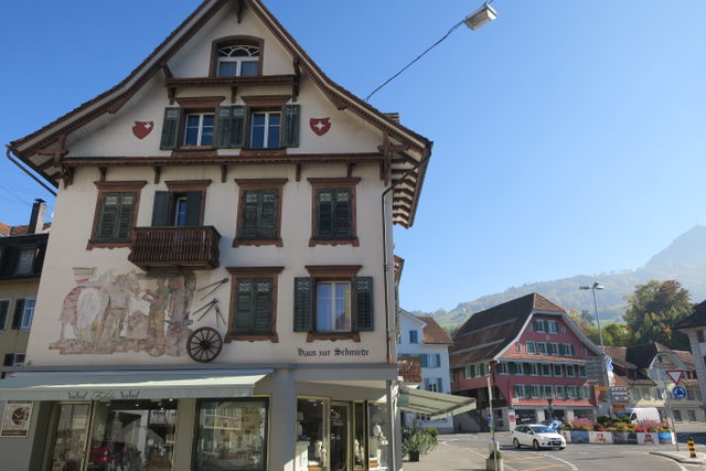 Bemaltes historisches Haus am Hauptplatz im Dorfkern Küssnacht am Rigi
